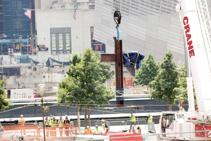 Krossinn fannst í rústum World Trade Center bygginganna tveggja, sem féllu í hryðjuverkaárásunum þann 11. september 2001
