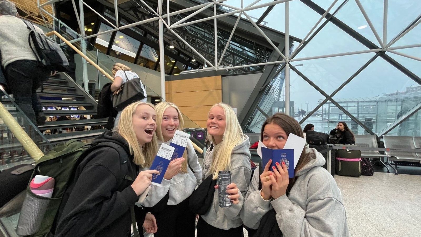 Voru í safarí þegar þær heyrðu í sprengju­á­rás