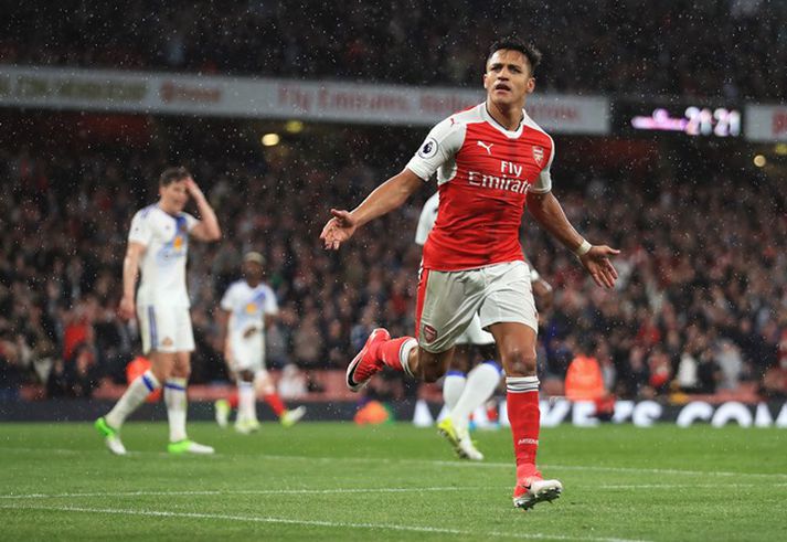 Alexis Sánchez fagnar í leik með Arsenal.