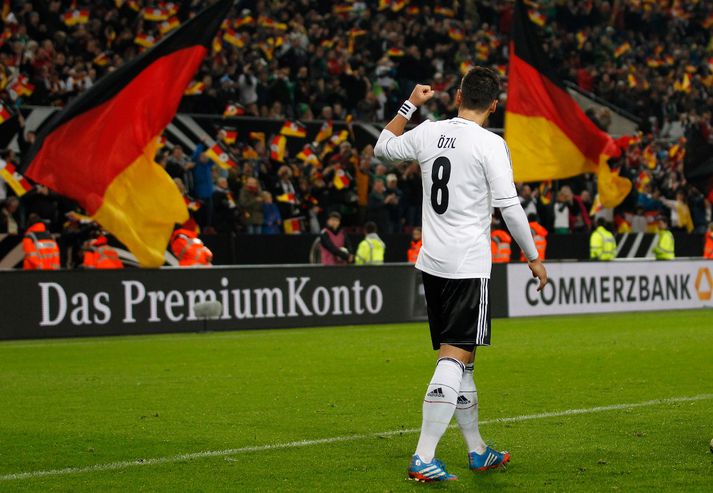 Özil fagnar í gær.