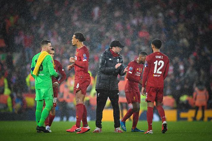 Klopp ræðir við leikmenn sína og hvetur þá til dáða í Meistaradeildarleik gegn Atletico fyrr í mánuðinum.