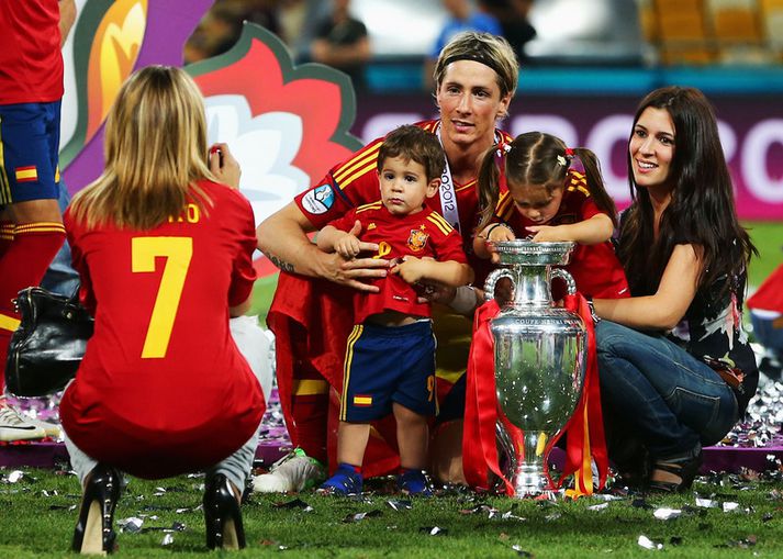 Fernando Torres fagnar sigri á EM 2012 með fjölskyldu sinni.