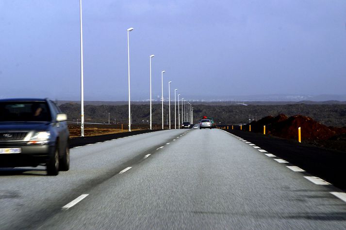 Vinnu lögreglu og slökkviliðs er lokið á vettvangi en þrír slösuðust alvarlega í árekstrinum og voru þeir fluttir á sjúkrahús í morgun.