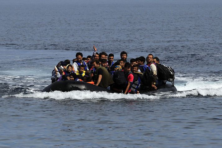 Bátur með flóttafólki frá Afganistan nálgast grísku eyjuna Lesbos í Eyjahafi.