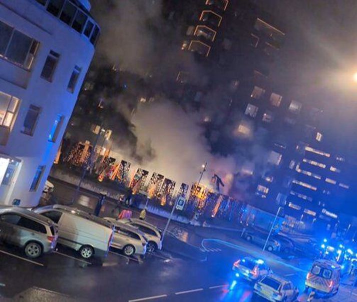 Tilkynnt var um eldinn um klukkan sjö.