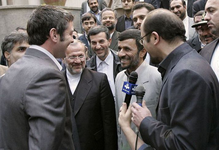 Vel fór á með bresku sjóliðunum og Ahmadinejad forseta á tröppum írönsku forsetahallarinnar eftir að hann tilkynnti um náðun þeirra.