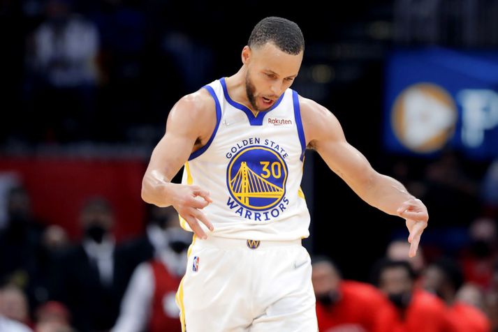 Stephen Curry fagnar einni af þriggja stiga körfum sínum í nótt.