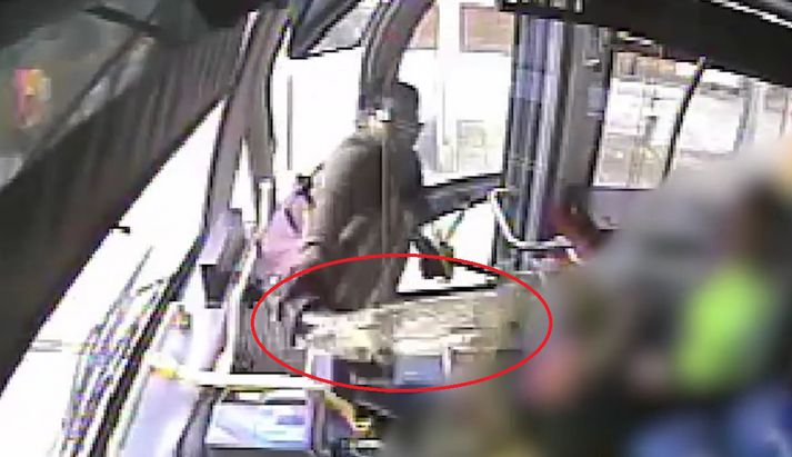 Myndband náðist af atvikinu sem hefur farið víða um á internetinu á síðustu dögum.