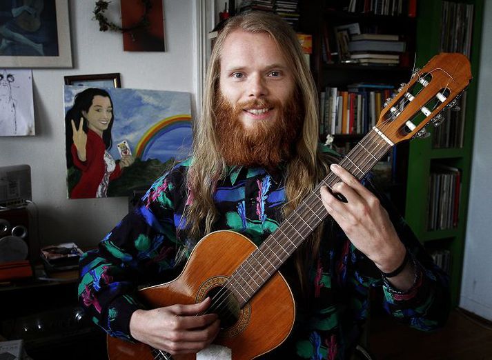 Teitur prufukeyrir nokkur ný lög í kvöld vopnaður kassagítarnum.