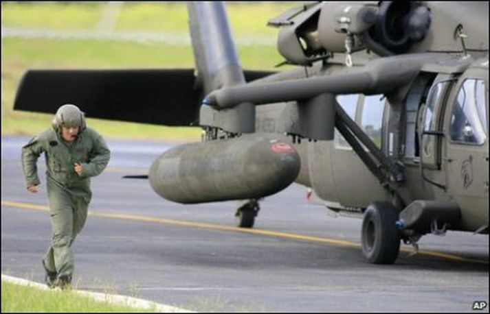 Brasilískur flughermaður að fara að búa sig undir flug.