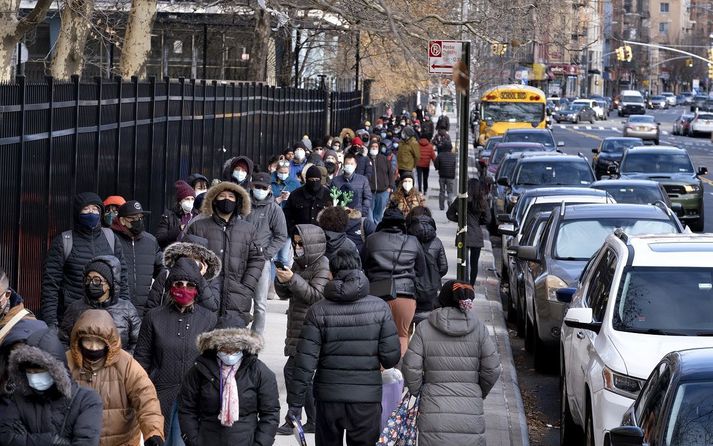 Íbúar New York-borgar í röð etir heimaprófum við Covid-19.