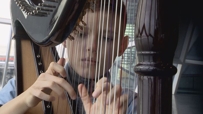 Solon Walker Brooksson er ellefu ára hörpuleikari.