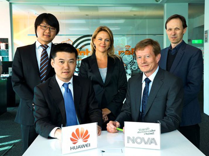 Á myndinni eru frá Huawei: PengBo, Mao Hauhui og frá Nova: Liv Bergþórsdóttir, Tómas Otto Hansson og Jóakim Reynisson.