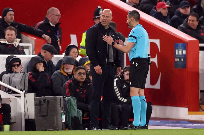 Maurizio Mariani dómari ræðir við Arne Slot á Anfield í kvöld.