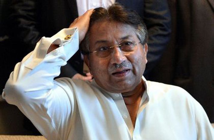 Musharraf var handtekinn að heimili sínu í úthverfi Islamabad.