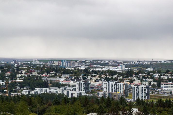 Hiti á landinu verður á bilinu sjö til fimmtán stig.