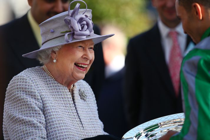 Elísabet II Englandsdrottning var með fjólubláan hatt þegar hún afhenti bikarinn á síðustu Royal Ascot kappreiðum, en fólk veðjar um lit hattsins á hverju ári.
