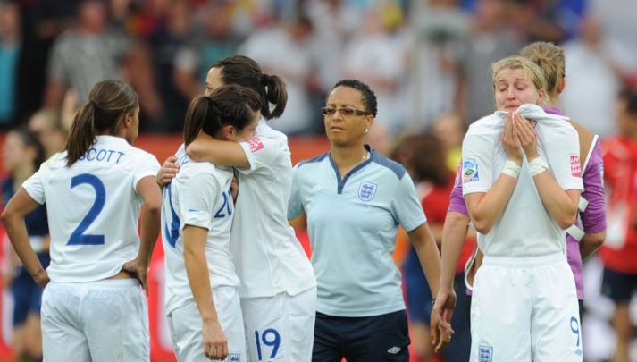 Hope Powell, þjálfari enska kvennalandsliðsins í fótbolta, gagnrýndi eldri og reyndari leikmenn liðsins fyrir "heigulskap“ þegar liðið tapaði í vítaspyrnukeppni í 8-liða úrslitum heimsmeistaramótsins gegn Frökkum.