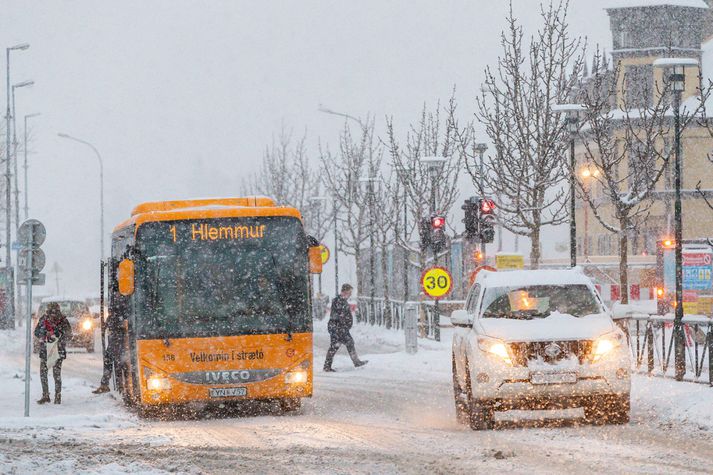 Líkur eru á að veðrið hægi á umferð og farþegar Strætó á höfuðborgarsvæðinu geta búist við seinkunum á morgun.