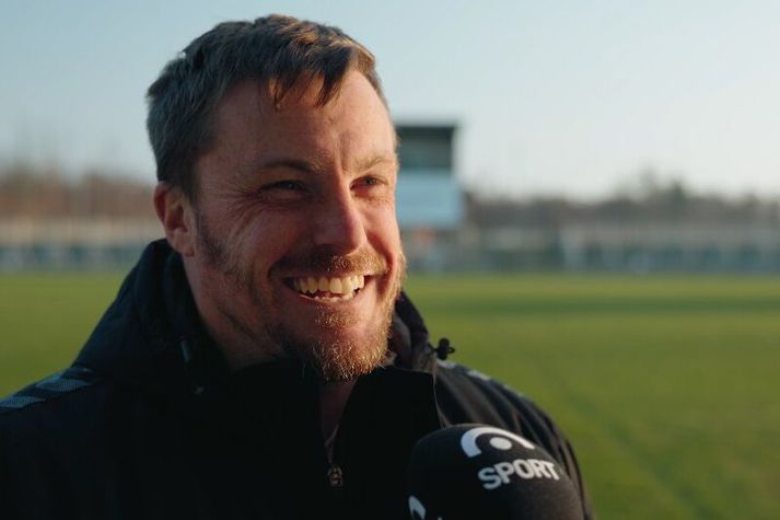 Létt var yfir Nik Chamberlain er hann spáði í spilin fyrir kvöldið. Hann hlakkar til að geta mætt á leik eftir að hafa misst af fyrstu tveimur.