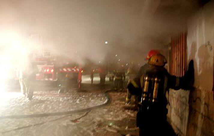 Slökkviliðsmenn að störfum við Hraunberg í gær.