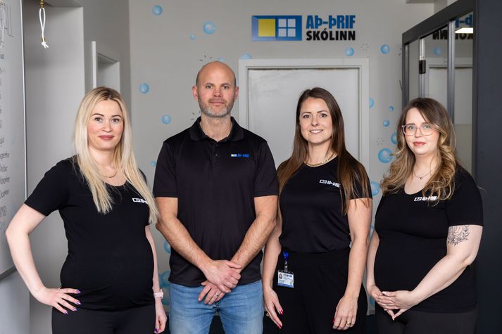 AÞ-Þrif var nýlega tilnefnt sem menntafyrirtæki ársins 2026 hjá Samtökum atvinnulífsins. F.v. eru þau Dagbjört Una Helgadóttir sviðsstjóri Mannauðs, Arnar Þorsteinsson forstjóri, Elísabet Sveinsdóttir mannauðsstjóri og Lilja Bjarney Valdimarsdóttir mannauðssérfræðingur.