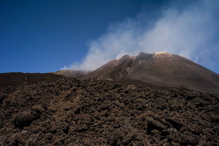 Etna er á austurhluta Sikileyjar. Fjallið skríður nú fram um 14 millímetra á ári að meðaltali.