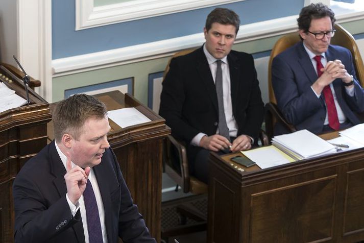 Þeim fækkar um fimm prósentustig sem bera mikið traust til Alþingis, og eru nú 18%.