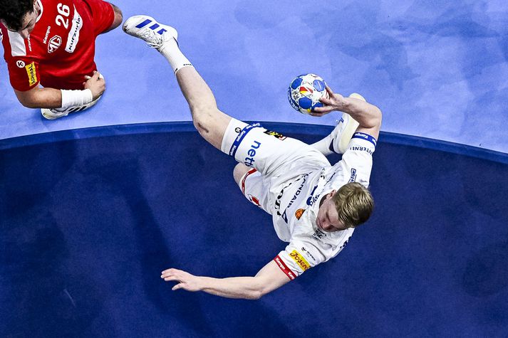 Haukur Þrastarson í leik með íslenska handboltalandsliðinu á stórmóti. Þarna er hann að skora á móti Austurríki á EM.