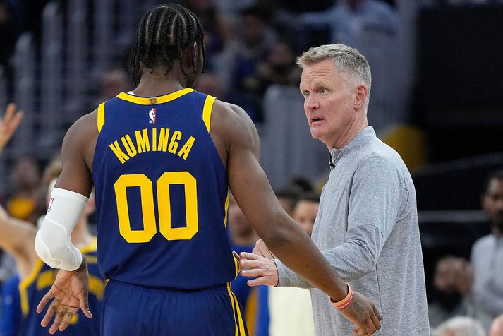 Steve Kerr ræðir málin við Jonathan Kuminga í leik hjá Golden State Warriors.