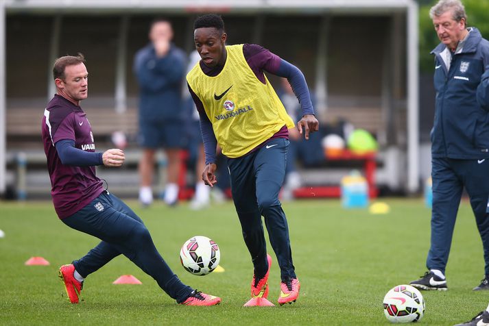 Danny Welbeck fer framhjá Wayne Rooney, fyrrverandi liðsfélaga sínum, á æfingu Englands í dag.