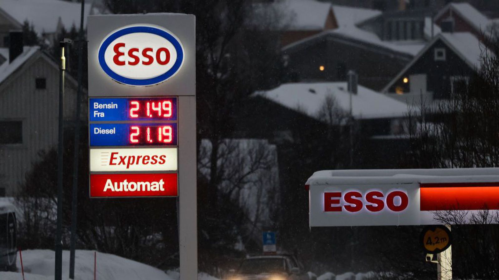 Norð­menn lækka á­lögur á elds­neyti til að létta undir með lands­mönnum