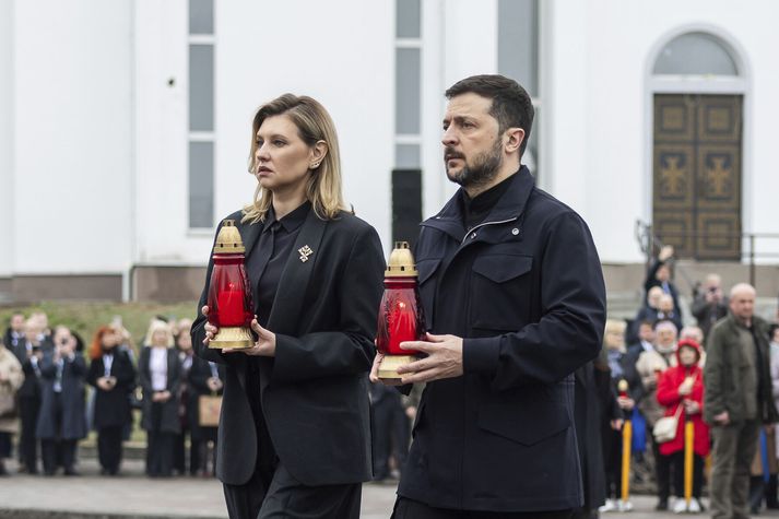 Vólódímír Selenskí, forseti Úkraínu, og Olena Selenska, eiginkona hans, minnast fórnarlamba Rússa í Bucha.