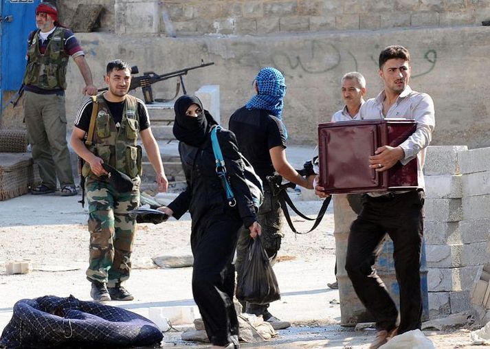 Íbúar í Aleppo taka eigur sínar og yfirgefa borgina áður en verstu bardagarnir hefjast.