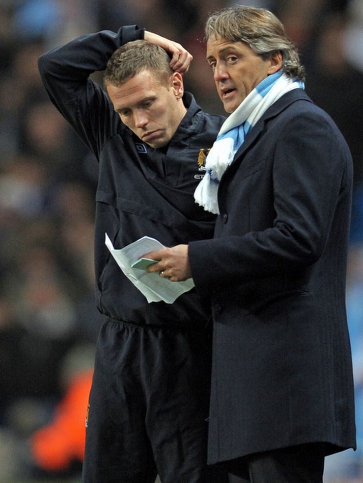 Craig Bellamy og Roberto Mancini á meðan þeir töluðu eitthvað saman.