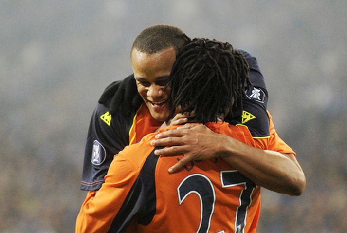 Benjani og Vincent Kompany fagna marki þess fyrrnefnda í kvöld.