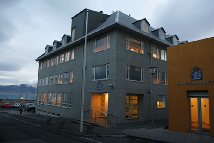 Útlendingastofnun heyrir undir dóms- og kirkjumálaráðuneytið.