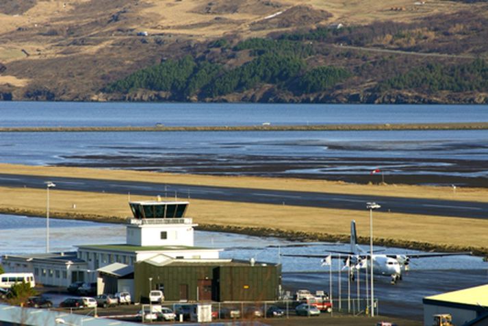 Á Akureyri lenti vél frá Alicante með 137 farþega á fimmta tímanum í morgun og fara farþegarrnir voru fluttir suður með rútubílum.