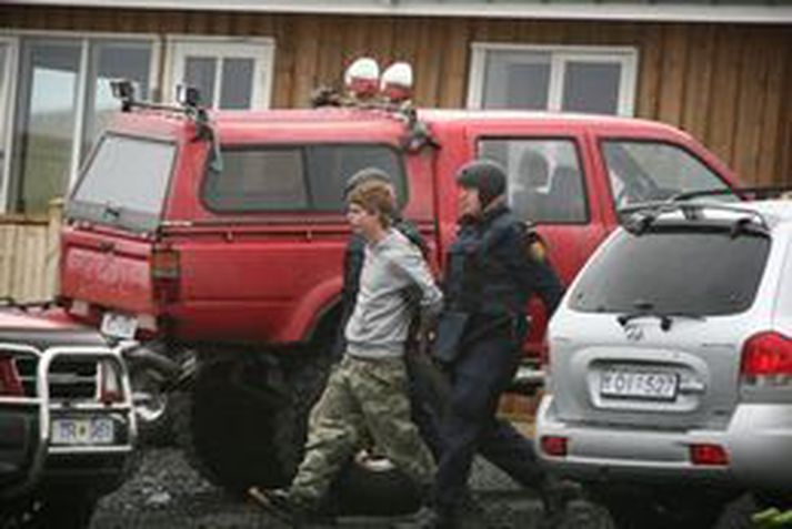 Alexander handtekinn í Grímsey. Sérsveitin leiðir hann burt.