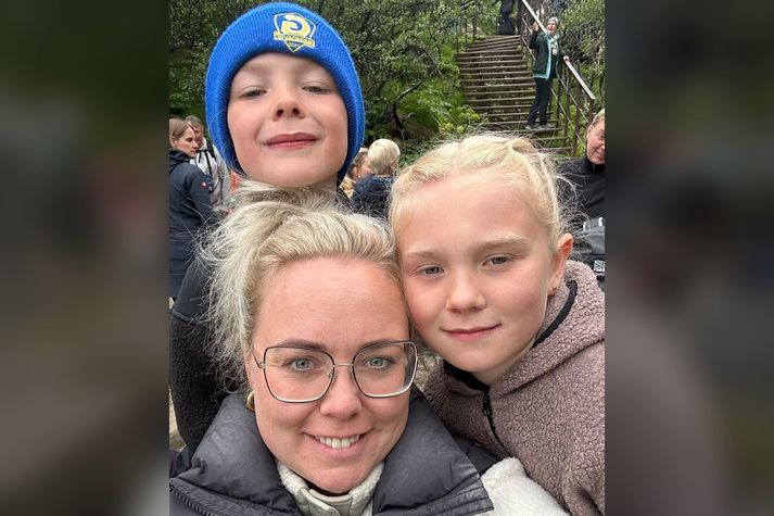 Lilja Ósk, íbúi í Grindavík náði hljóðbroti af drununum á heimili hennar þegar skjálfti reið yfir í nótt. Hér er hún ásamt börnunum sínum.