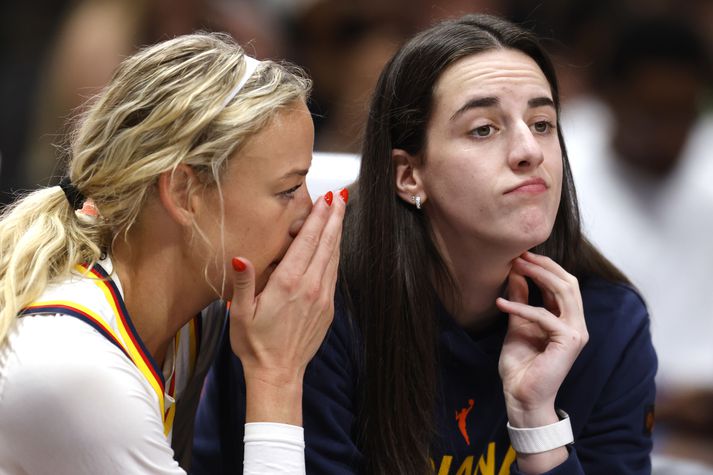 Sophie Cunningham hjá Indiana Fever með Caitlin Clark. Clark gat ekki spilað leikinn vegna meiðsla en svo virtist vera sem dildóanum hafi verið kastað í átt að Cunningham.