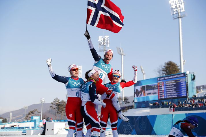 Það var gaman hjá Norðmönnum á ÓL. Hér er sú sigursælasta í sögunni, Marit Björgen,  borin á hástól eftir að hún landaði gulli í síðustu grein leikanna.