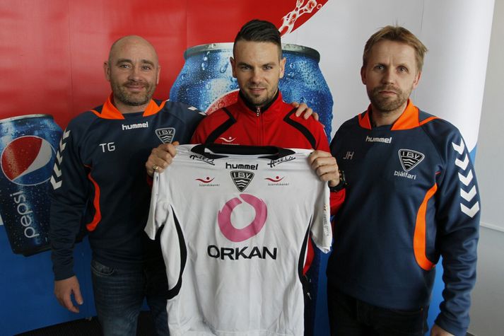 Tryggvi Guðmundsson og Jóhannes Harðarson, þjálfarar ÍBV, með Siers á fundinum í dag.