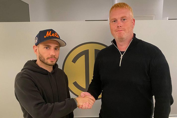 Friðrik Hrafn handsalar samninginn.