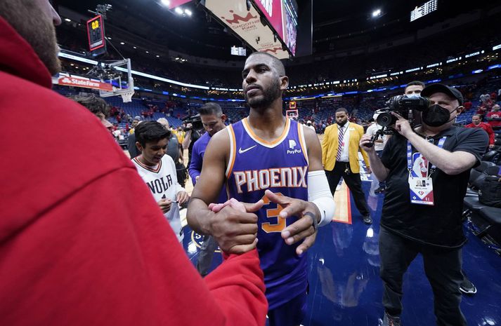 Chris Paul gengur sigurreifur af velli eftir fjórða sigur Phoenix Suns á New Orleans Pelicans í nótt.