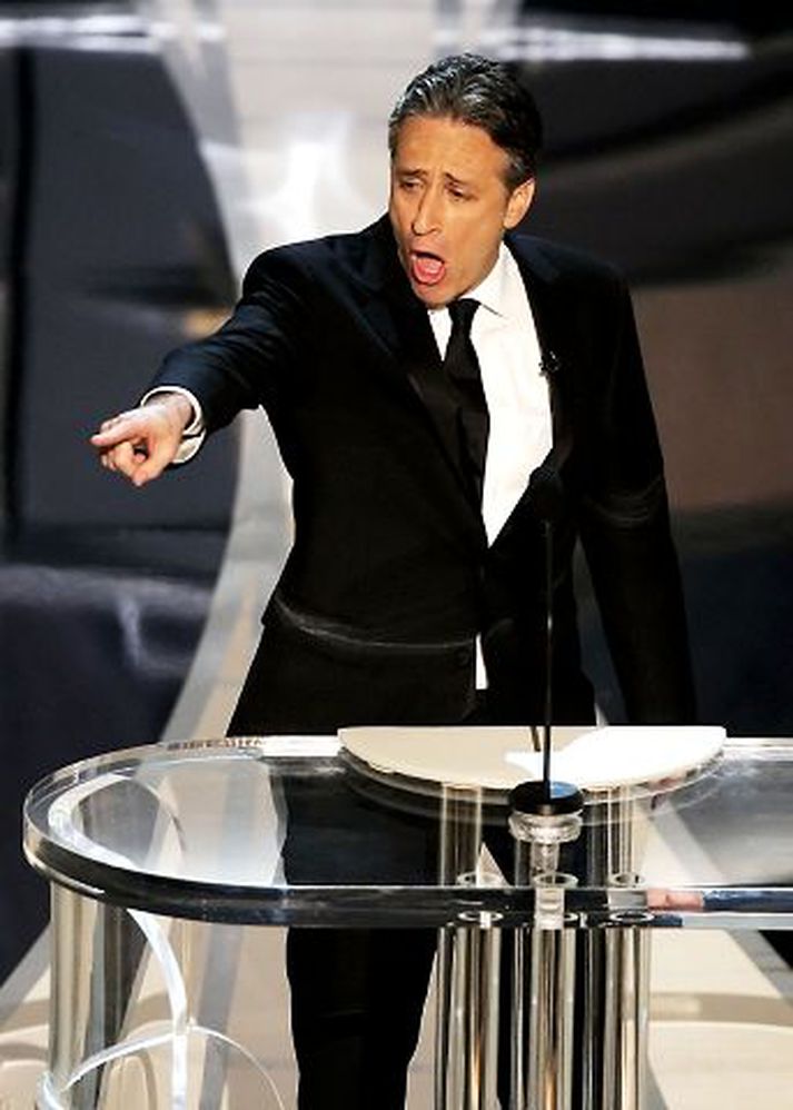 Jon Stewart komst vel frá hlutverki kynnisins. Sporgöngufólk Billy Crystal hefur hingað til mátt þola harða dóma sem Stewart ætti að sleppa við.