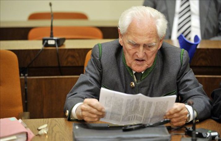 Nasistinn Josef Scheungraber þegar dómurinn var kveðinn upp yfir honum fyrir tveimur árum. Mynd/ AFP.