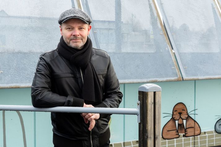 Ásgeir Baldurs, forstjóri Arctic Adventurues, segir það ekki auðvelt fyrir B-mann eins og hann að vakna snemma á morgnana. Enda fari hann iðulega of seint að sofa. Fyrir vikið á hann það til að sofna á stöðum þar sem næði gefst til og fólk getur ekki talað við hann. 