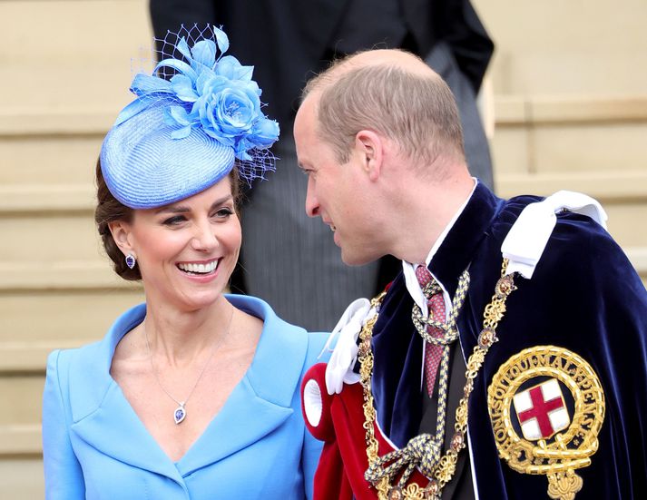 Vilhjálmur bretaprins og Katrín Middleton, hertogaynjan af Cambridge, uppstríluð á orðuvetingu við Windsor-kastala.