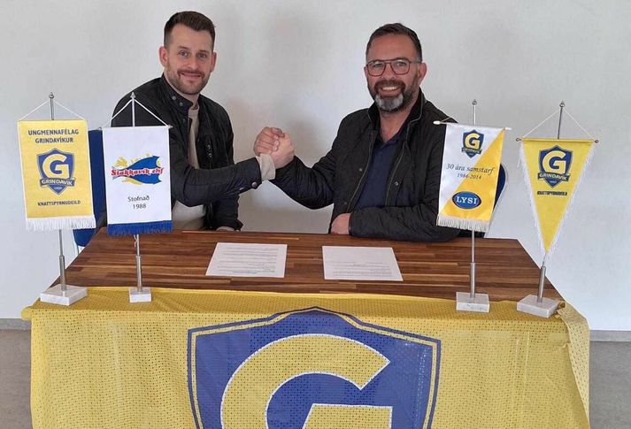 Haraldur Árni Hróðmarsson handsalar samninginn við Grindavík.